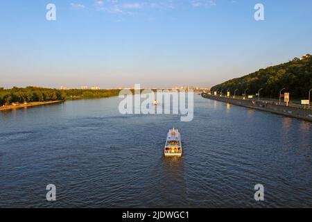 Bella vista delle barche da diporto sul fiume Dnipro a Kiev, Ucraina. Ora legale Foto Stock