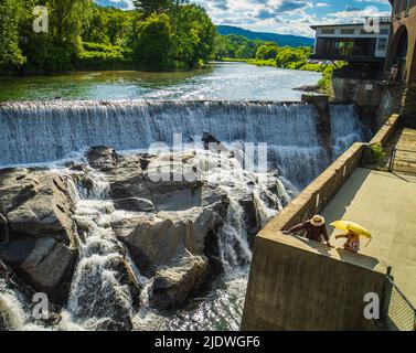 Acqua che scorre sopra la diga rocciosa sopra il fiume Ottauquechee in Quechee, Vermont Foto Stock