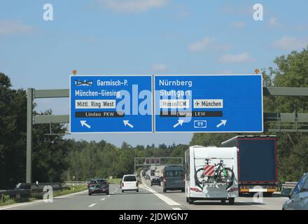 Cartello con le indicazioni per raggiungere il centro di Monaco in Germania con traffico veicolare molto intenso Foto Stock