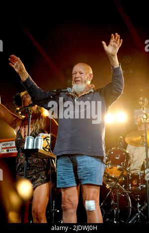Il fondatore di Glastonbury Michael Eavis si esibisce con la sua band nella tenda verde di William durante il Glastonbury Festival presso la Worthy Farm di Somerset. Data foto: Giovedì 23 giugno 2022. Foto Stock