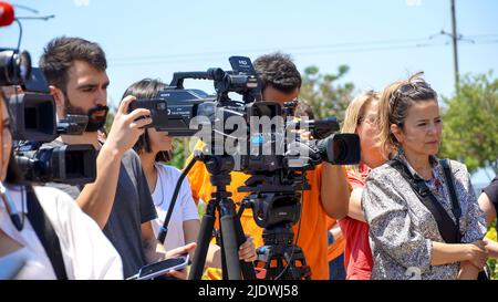 21 giugno 2022, Izmir, Turchia: La "legge sulla disinformazione" della Turchia ha protestato da giornalisti, rappresentanti dei media, l'Associazione degli Bar di Izmir, la Confederazione dei sindacati dei lavoratori pubblici, la Confederazione dei sindacati rivoluzionari della Turchia, l'Unione delle Camere degli ingegneri e degli architetti turchi e la Camera medica di Izmir in una manifestazione organizzata dall'Associazione dei giornalisti di Izmir. Dilek Gappi, presidente della Izmir Journalists Association, il cui discorso si è spesso interrotto da slogan, ha sottolineato che la legge potrebbe distruggere la libertà dei media. (Credit Image: © DIL Toffolo/Pacific Press via Z Foto Stock