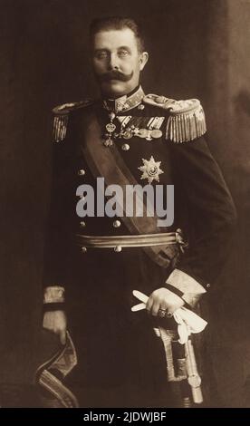 1913 , Wien , AUSTRIA :il principe ereditario austriaco Erzherzog (principe ereditario) Arciduca FRANZ FERDINAND ABSBURG von Osterreich d' ESTE ( Graz 1863 - Sarajevo 28 giugno 1914 ), marito di Princesse SOPHIA CHOTEK von Chotkova und Wognin , Duckess of HOHENBERG ( 1868 - Sarajevo 28 giugno 1914 ). UCCISI INSIEME A SARAJEVO . Foto di Adele Hofph , Vienna . La prima guerra MONDIALE i - PRIMA GUERRA mondi - Impero Austroungarico - ASBURGO - ABSBURGO - FRANCESCO FerDINANDO Arciduca d' AUSTRIA - ASBURGO - Nobili - Nobiltà - Royalty - baffi - baffi - divisa militare uniformi - militari - medaglia med Foto Stock