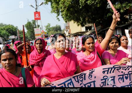 INDIA SU Bundelkhand, movimento delle donne Gulabi Gang in rosa sari lotta per i diritti delle donne e contro la violenza degli uomini, corruzione e arbitrarietà della polizia, rally di protesta a Mahoba, leader Sampat Pal Devi quarto da destra / INDIEN Uttar Pradesh, Bundelkhand, Fauen unterer Kasten und kastenlose Frauen organizieren sich in der Frauenbewegung Gulabi Gang von Sampat Pal Devi , mitte, sie fordern gleiche Rechte und kaempfen notfall mit Gewalt mit Bambustoecken gewalttaetige Maenner, Demo in Mahoba Foto Stock