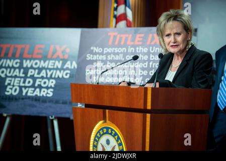 Washington, Stati Uniti d'America. 23rd giugno 2022. Il senatore degli Stati Uniti Cindy Hyde-Smith (repubblicano del Mississippi) offre osservazioni sul 50th anniversario del titolo IX al Campidoglio degli Stati Uniti a Washington, DC, mercoledì 23 giugno 2022. Credit: Rod Lammey/CNP/Sipa USA Credit: Sipa USA/Alamy Live News Foto Stock