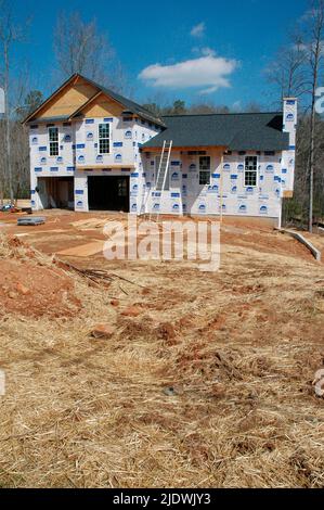 Nuova casa con tyvek e prima di parteggiare è aggiunto il spogliato molte senza alberi Foto Stock