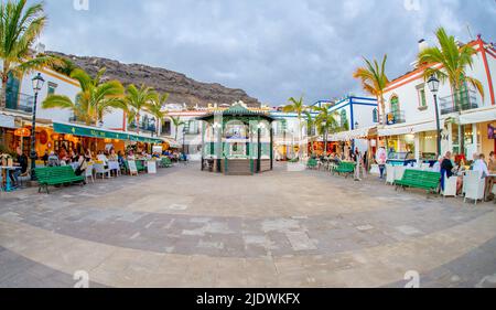 PUERTO DE MOGAN, GRAN CANARIA, ISOLE CANARIE: Bandstand a Puerto de Mogan Gran Canaria il 15 2022 febbraio con ristorante e terrazza caffè sul retro Foto Stock