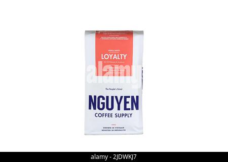 Una borsa di caffè Nguyen 'Loyalty' vietnamita caffè isolato su uno sfondo bianco. Immagine ritagliata per l'illustrazione e l'uso editoriale. Foto Stock