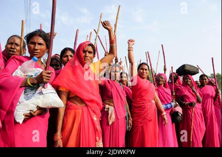 INDIA, Utttar Pradesh, Bundelkhand, movimento delle donne Gulabi Gang, fondato da Sampat Pal Devi, che porta un bastone di bambù e indossa sari rosa simbolici, combattono per i diritti delle donne e contro la violenza degli uomini, la corruzione e l'arbitrio della polizia, protestano rally a Mahoba / INDIEN Utar Pradesh, Bundelkhand, Erbringung von Dienstleistungen aller Art sich in der Frauenbewegung von Sampat Pal Devi , sie fordern gleiche Rechte und kaempfen notfall mit Gewalt mit Bambusstoecken gegen gewalttaetige Maenner und korte Beamte Foto Stock