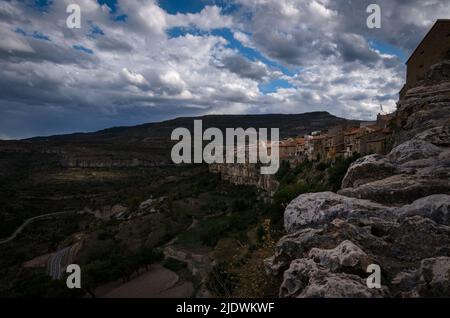 Paesaggio della città medievale di Cantavieja con le case sul bordo della scogliera. Teruel, Spagna Foto Stock