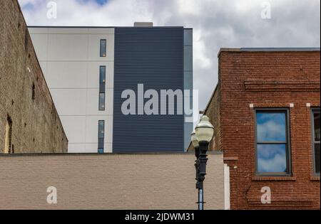 Una sezione dello skyline di Knoxvilles di texture, forme e design di architettura antica e nuova Foto Stock