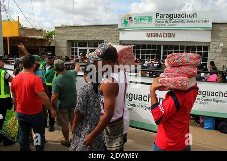 Colombia-Bogotà-06/23/2022. Il presidente eletto della Colombia, Gustavo Petro, ha annunciato giovedì 23rd che aveva già avuto un primo contatto con il governo venezuelano. Con l'obiettivo di aprire la frontiera comune tra le due nazioni chiuse per quasi sette anni. Il nuovo presidente della Nuova Granada ha affermato sul suo account Twitter "ho comunicato con il governo venezuelano, per aprire le frontiere e ripristinare il pieno esercizio dei diritti umani nella zona". Il sovrano non ha dato dettagli della conversazione, né chi era il suo interlocutore, anche se si presume che fosse Presi Foto Stock