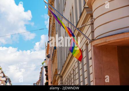 Una bandiera LGBT orgoglio su un palazzino a Vienna. Foto Stock