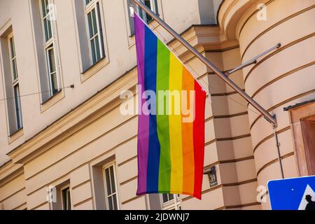 Una bandiera LGBT orgoglio su un palazzino a Vienna. Foto Stock