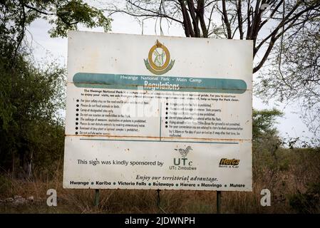 Un consiglio che permette ai visitatori di conoscere le regole e i regolamenti del Parco Nazionale di Hwange Foto Stock