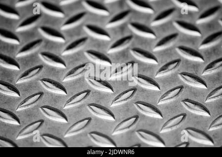 La superficie solida della piastra metallica diamantata mostra pavimenti in acciaio inossidabile in produzione industriale come sfondo steampunk per scale in metallo e acciaio pesante Foto Stock