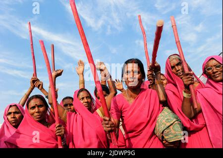 INDIA, Uttar Pradesh, Bundelkhand, movimento delle donne Gulabi Gang, fondato da Sampat Pal Devi, che indossa sari rosa simbolici e lotta per i diritti delle donne e contro la violenza degli uomini, la corruzione e l'arbitrio della polizia, rally di protesta a Mahoba / INDIEN Uttar Pradesh, Bundelkhand, Erbringung von Dienstleistungen aller Art sich in der Frauenbewegung von Sampat Pal Devi , sie fordern gleiche Rechte und kaempfen notfall mit Gewalt mit Bambusstoecken gegen gewalttaetige Maenner und korte Beamte Foto Stock