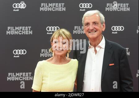 Monaco di Baviera, Germania. 23rd giugno 2022. L'attrice Uschi Glas e suo marito Dieter Hermann vengono al festival cinematografico dell'Isarphilharmonie. Fino a luglio 2, il festival mostra film provenienti da tutto il mondo. Credit: Felix Hörhager/dpa/Alamy Live News Foto Stock