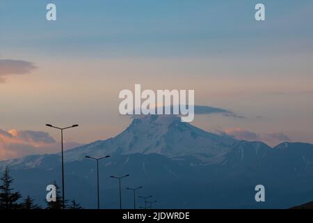 Monte Erciyes a Kayseri al tramonto. Picco di montagna e fulmini. Foto di viaggio, vacanza o viaggio. Foto Stock