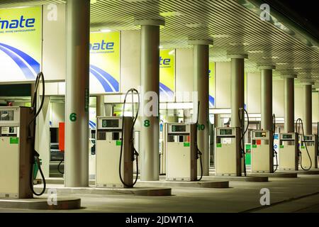 Una vista degli erogatori di carburante alla stazione di benzina BP a Janis?awiec. Foto Stock