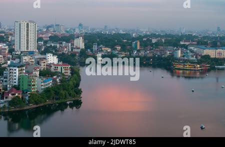 Skyline di Hanoi in Vietnam con il lago hoam kiem in tarda serata Foto Stock
