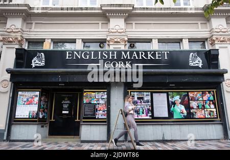 Ingresso tradizionale del famoso mercato inglese nella città di sughero Irlanda. Mercato alimentare, del pesce, della carne e dei giocattoli. Foto Stock