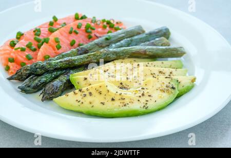Sana prima colazione di salmone, avocado e asparagi Foto Stock