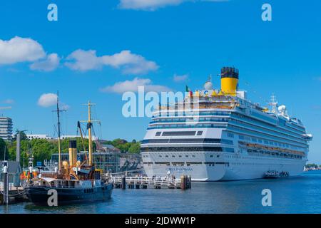 Nave da crociera Costa Fascinosa e navi d'epoca al molo, magazzini, Kieler Week 2022, habor Kiel, Schleswig-Holstein, Germania settentrionale Foto Stock