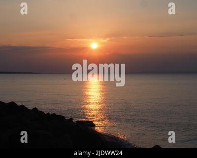 Sheerness, Kent, Regno Unito. 23rd giugno 2022. UK Meteo: Tramonto a Sheerness, Kent. Credit: James Bell/Alamy Live News Foto Stock