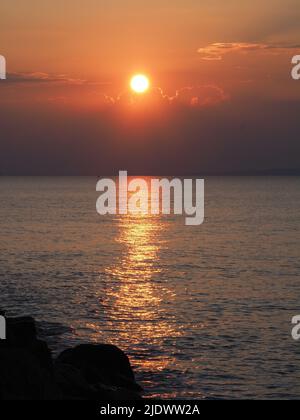 Sheerness, Kent, Regno Unito. 23rd giugno 2022. UK Meteo: Tramonto a Sheerness, Kent. Credit: James Bell/Alamy Live News Foto Stock