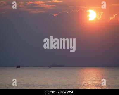 Sheerness, Kent, Regno Unito. 23rd giugno 2022. UK Meteo: Tramonto a Sheerness, Kent. Credit: James Bell/Alamy Live News Foto Stock