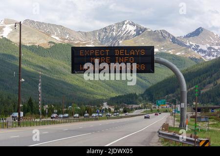 Aspettati ritardi autostrada segnale su Interstate 70 nelle Montagne Rocciose del Colorado Foto Stock