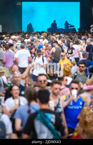 REGNO UNITO. 23rd giugno 2022. REGNO UNITO. Giovedì 23 giugno 2022. Folle di rivelatori visto intorno al festival durante il Glastonbury Festival Worthy Farm . Foto di Credit: Julie Edwards/Alamy Live News Foto Stock