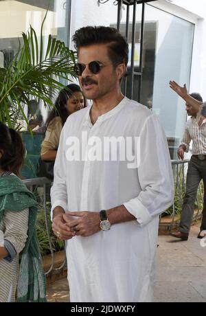 Mumbai, India. 23rd giugno 2022. L'attore Bollywood Anil Kapoor si pone per una foto durante una promozione del suo prossimo film 'Jugjugg Jeeyo' a Mumbai. Il film sarà pubblicato il 24th giugno 2022. (Foto di Ashish Vaishnav/SOPA Images/Sipa USA) Credit: Sipa USA/Alamy Live News Foto Stock