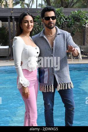 Mumbai, India. 23rd giugno 2022. (L-R) gli attori di Bollywood Kiara Advani e Varun Dhawan posano per una foto durante la promozione del loro prossimo film 'Jugjugg Jeeyo' a Mumbai. Il film sarà pubblicato il 24th giugno 2022. (Foto di Ashish Vaishnav/SOPA Images/Sipa USA) Credit: Sipa USA/Alamy Live News Foto Stock