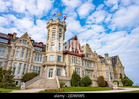 Santander, Spagna - Maggio 4th 2022 - Palacio de la Magdalena (Palazzo reale di Magdalena) sulla penisola di Magdalena Foto Stock