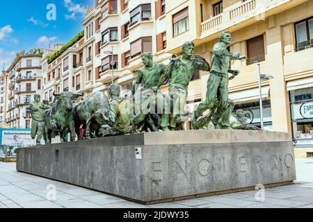 Pamplona, Spagna - Maggio 6th 2022 - Monumento al Encierro (Monumento dei corridori di toro) a Pamplona Foto Stock