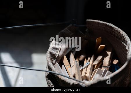 pile assortite di vecchi spilli di panni in un sacchetto utilizzato per appendere il bucato bagnato Foto Stock