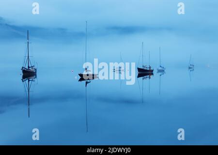 Barche a vela sul Loch Leven vicino Glencoe Foto Stock