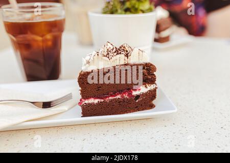 Cheesecake al cioccolato giapponese con marmellata di lamponi e panna montata sulla parte superiore Foto Stock