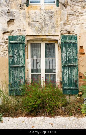 Vecchia finestra francese con persiane di legno verde usurate Foto Stock