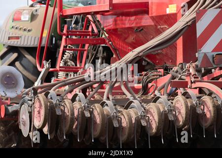 Dettaglio di una seminatrice universale Horsch, che mostra tubi flessibili, coltri, ruote pressatrici e denti Foto Stock