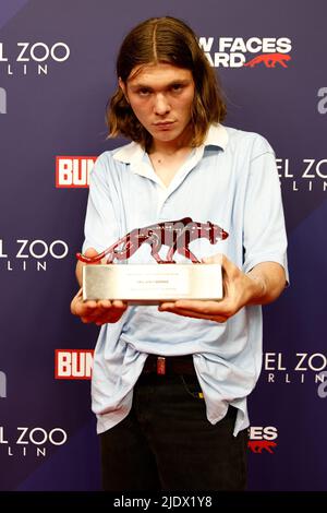 Berlino, Germania. 23rd giugno 2022. Milan Herms, vincitore del New Faces Award Film per il miglior attore giovane, dopo aver ricevuto il Red Panter al Delphi Filpalast. Credit: Carsten Koall/dpa/Alamy Live News Foto Stock