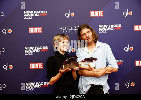 Berlino, Germania. 23rd giugno 2022. Lea Drinda (l), vincitore del New Faces Award Film per il miglior attrice di Newcomer, e Milan Herms (r), vincitore del New Faces Award Film per il miglior attore di Newcomer, dopo la cerimonia di premiazione Red Panther al Delphi Filpalast. Credit: Carsten Koall/dpa/Alamy Live News Foto Stock