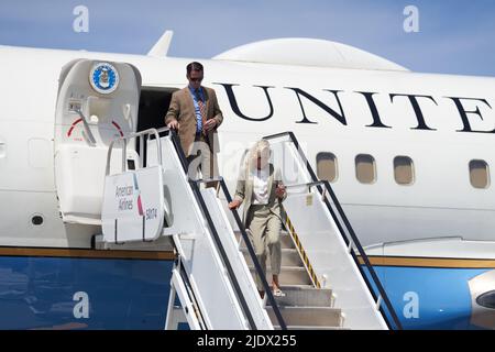 West Palm Beach, Florida, Stati Uniti. 23rd giugno 2022. La First Lady Dr. Jill Biden arriva e sbarca il suo aereo a West Palm Beach, Florida, giovedì 23 giugno 2022. (Credit Image: © Allison Dinner/ZUMA Press Wire) Foto Stock