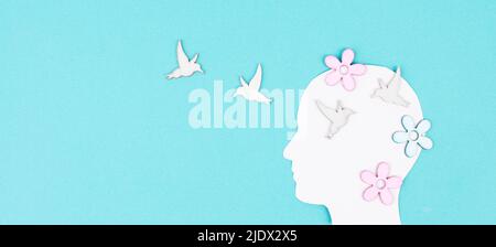 Silhouette di una donna con uccelli e fiori, biglietto d'auguri con spazio copia, mentalità aperta, ritratto creativo Foto Stock