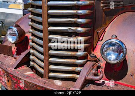 Griglia anteriore arrugginita di un vecchio camion antico arrugginito del fuoco Foto Stock