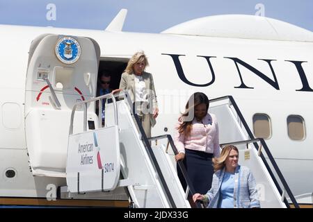 West Palm Beach, Florida, Stati Uniti. 23rd giugno 2022. La First Lady Dr. Jill Biden arriva e sbarca il suo aereo a West Palm Beach, Florida, giovedì 23 giugno 2022. (Credit Image: © Allison Dinner/ZUMA Press Wire) Foto Stock