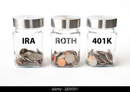 Giare con monete per il risparmio pensionistico in Roth, 401K e conti IRA Foto Stock