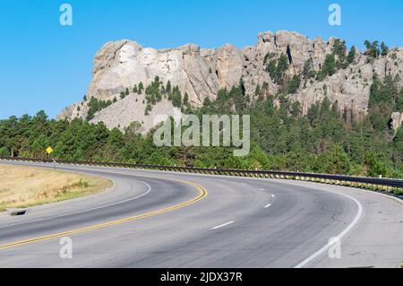 Keystone, SD - 29 agosto 2020: Il monte Rushmore visto dall'autostrada che si avvicina al parco nazionale del monte Rushmore Foto Stock