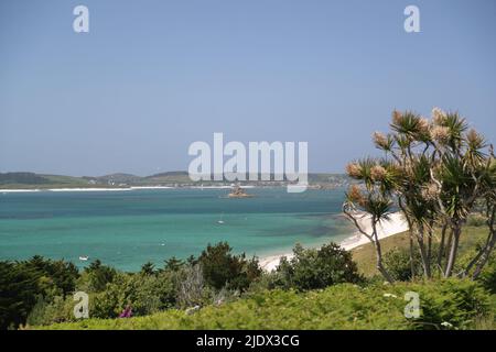 Spiagge sabbiose si estendono lungo la riva di St Martin's, Isles of Scilly, Cornovaglia, Regno Unito Foto Stock